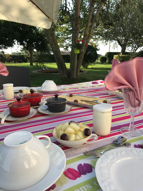 Petit déjeuner au jardin